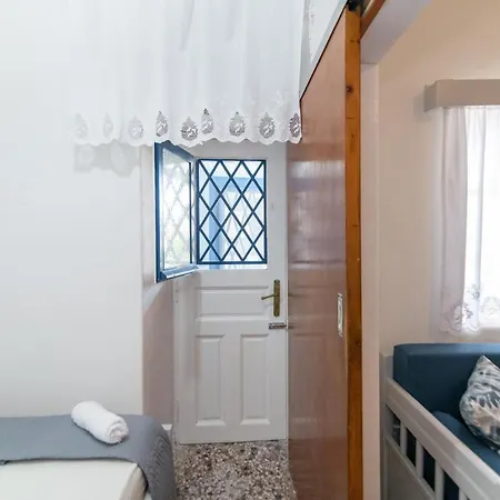 Myroviglia Ysternia * Isternia (Tinos)